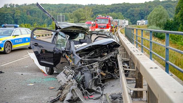 Kollision mit Lkw: Autofahrer stirbt bei Zusammenstoß mit Lkw