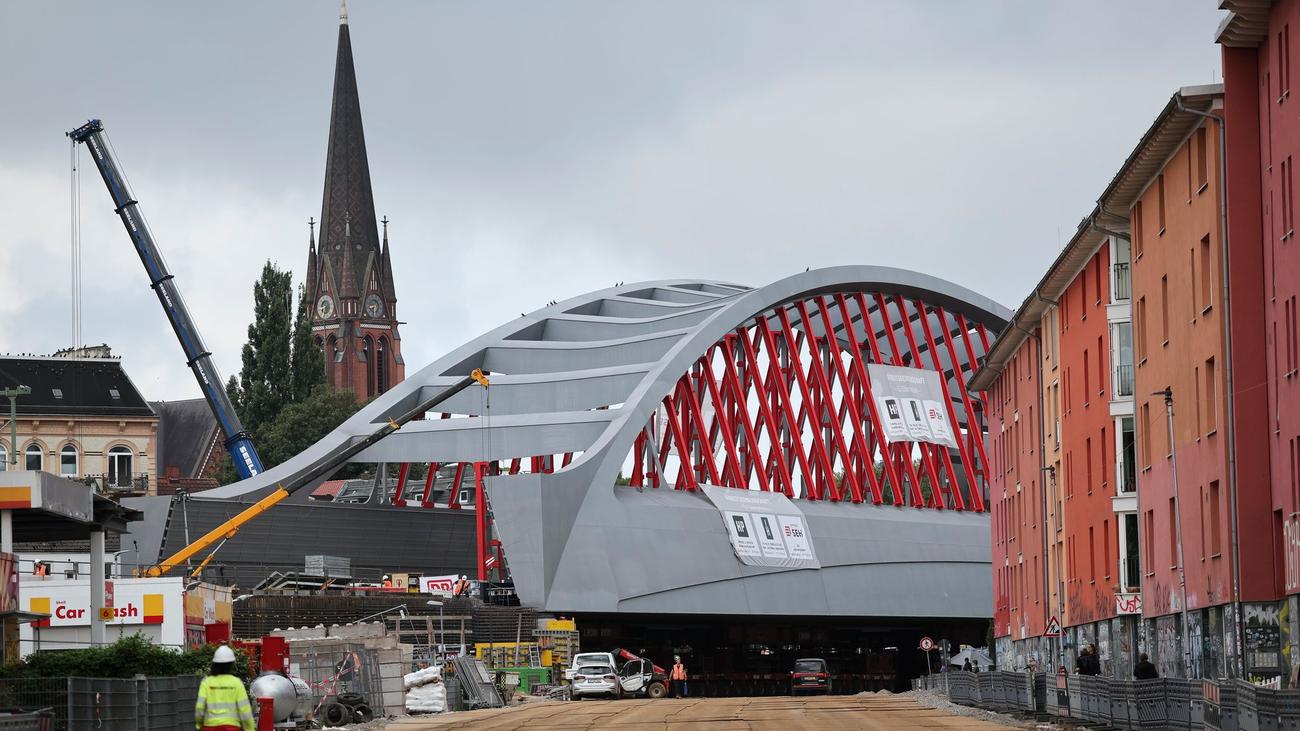 Brücke schwebt durch die Stadt: Bahn: Hamburgs neue Sternbrücke ist eingebaut