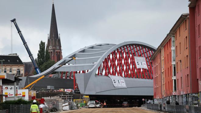  Die neue Sternbrücke hat ihren Zielort erreicht. Von Ende August an werden wieder rund 1.000 Züge täglich über sie rollen und damit den Hauptbahnhof und den Bahnhof Altona miteinander verbinden.