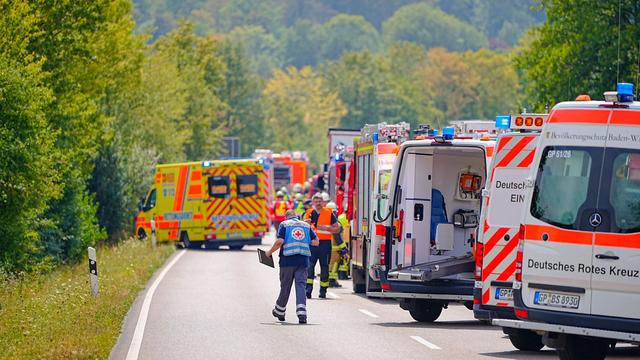 Rettungskräfte im Einsatz: Bis zu 15 Verletzte bei Frontalcrash zwischen Auto und Bus