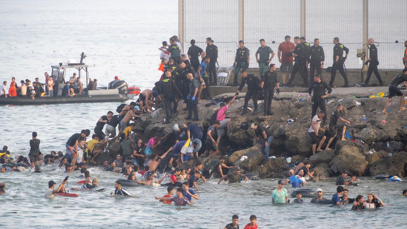 Spanische Nordafrika-Exklave: Medien: Fast 50.000 Migranten nach Ceuta gelangt