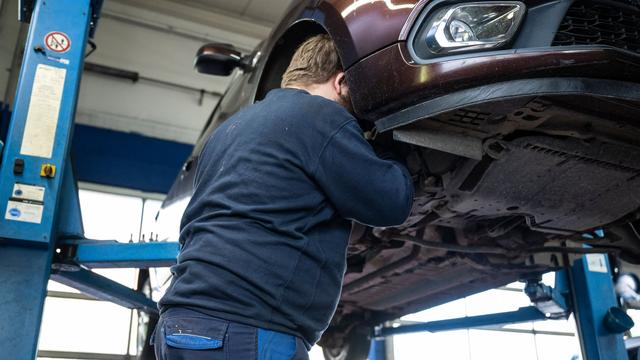 Berlin apprenticeship market: More young people seek training than available spots