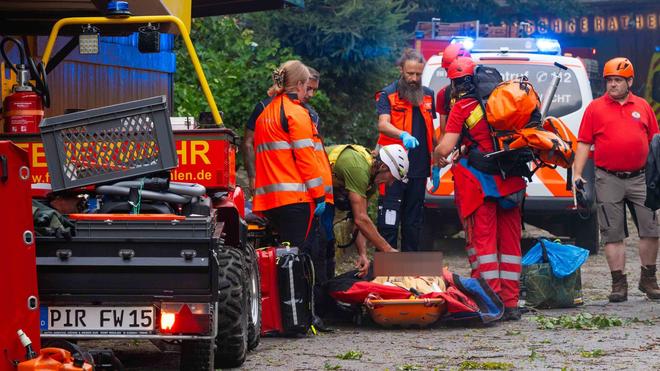 Unwetter: Bei einem Unwetter in Sachsen ist ein Mann von einem umgestürzten Baum erschlagen worden, mehrere Menschen wurden verletzt. (Handout)