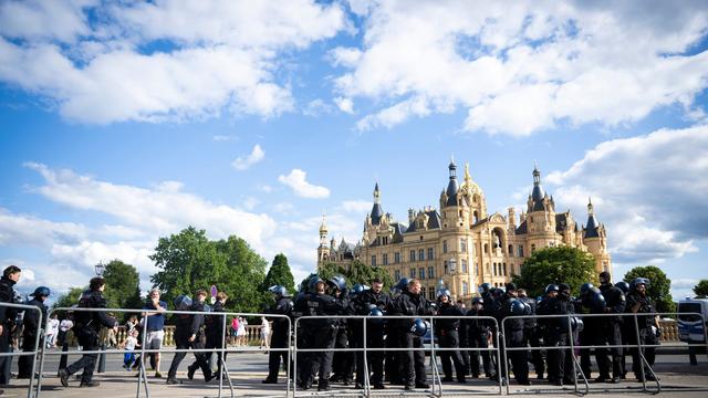 Platzwunde blutet: AfD-Mann bei Demo in Schwerin verletzt