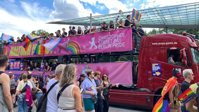 Christopher Street Day: Berliner zeigen beim CSD in Hamburg Präsenz