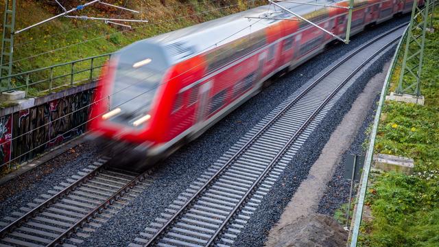 Ersatzverkehr: Busse statt Züge: Bahnstrecken im Norden gesperrt