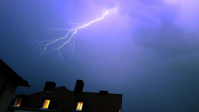 Unwetter in Bayern: Frau erleidet Stromschlag am Zaun - zahlreiche Einsätze
