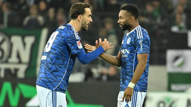Fußball: Schalke gewinnt Test in Kassel klar - Sorgen um Gosens