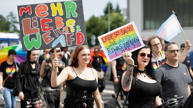 Keine Toleranz für Intoleranz: Schwarz statt bunt - CSD in Schlüchtern