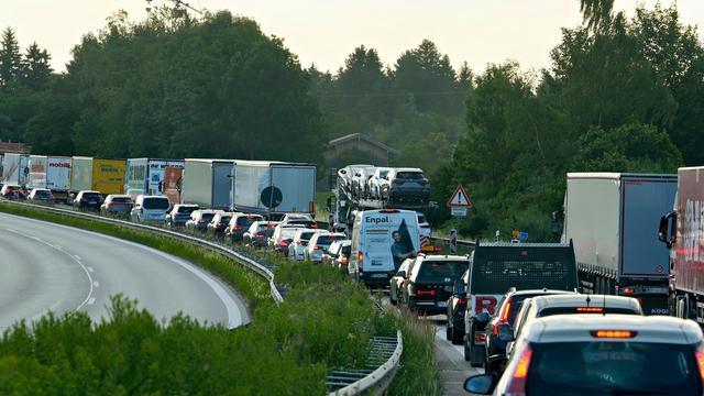 Verkehrslage: Viel Stau zur Ferienzeit: Autofahrer brauchen Geduld