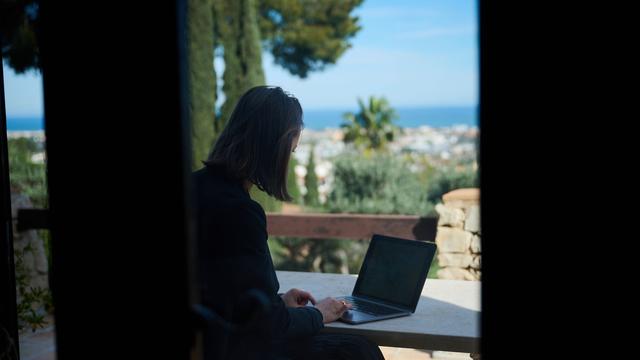 Arbeitswelt: Wer im Urlaub arbeitet, denkt oft auch über Jobwechsel nach