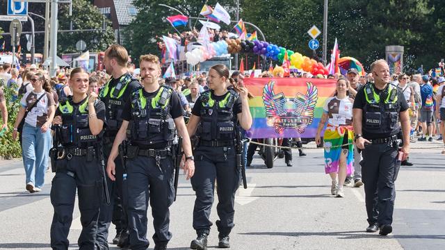 Nach Anschlag von Berlin: Zehntausende bei CSD-Demonstration - ausgelassene Stimmung