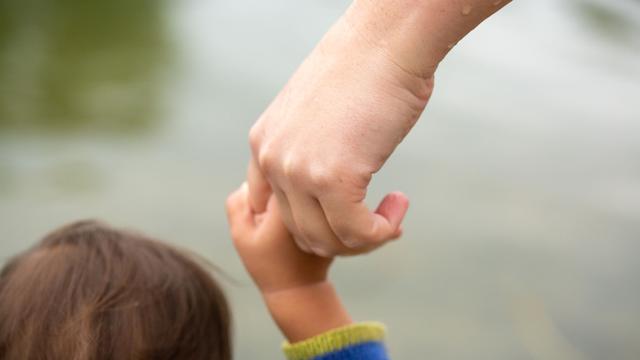 Gesellschaft: Adoptionen in Brandenburg auf Tiefstand – lange Wartezeiten