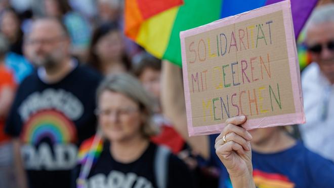 Bonn, Moers und Ahaus: «Solidarität mit queeren Menschen» steht auf einem Plakat bei der Parade zum Christopher Street Day (CSD) in Moers.