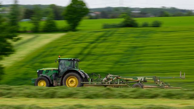 Unfälle: Frau wird tödlich unter Traktor eingeklemmt