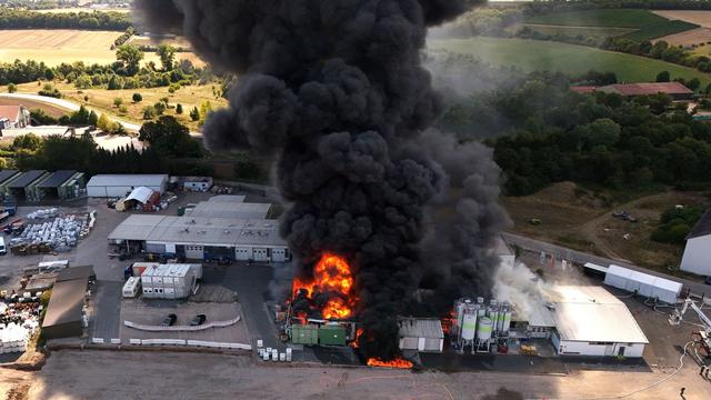 Sprendlingen: Großbrand in Unternehmen: Häuser geräumt, Bahnlinie gesperrt