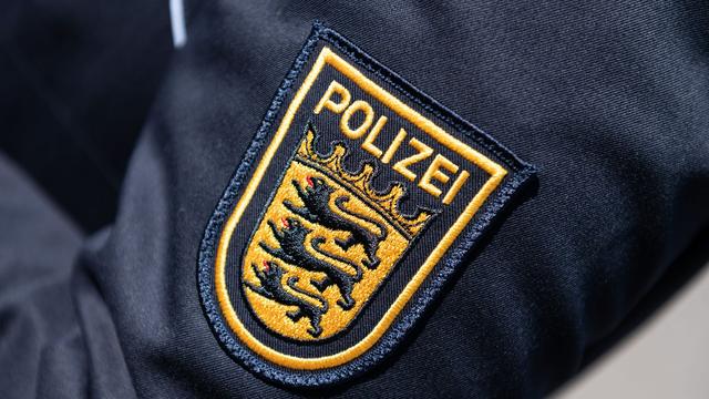 Verkehr: Leitpfosten neben Landstraße herausgerissen