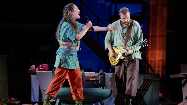 Alle Aufführungen ausverkauft: Mario-Adorf-Preis für musikalisches Duo der «Hunnenkönigin»