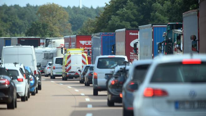Unfälle: Ein Autofahrer nutzt nach einem Unfall auf der A1 die Rettungsgasse und wird von der Polizei gestoppt. (Symbolbild)