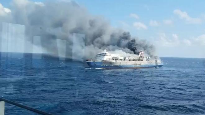 Schiffsunglücke: Plötzlich gerät ein Schiff auf See in Indonesien in Brand. Für einige der mehr als 270 Menschen an Bord kommt jede Hilfe zu spät.