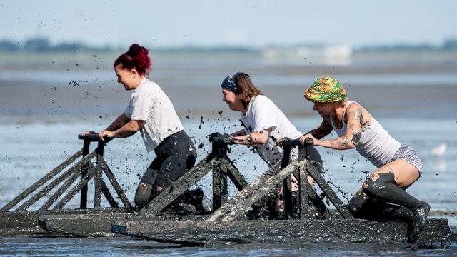 Festival am Nordseestrand: «Watt en Schlick» geht mit Wettrutschen im Watt zu Ende