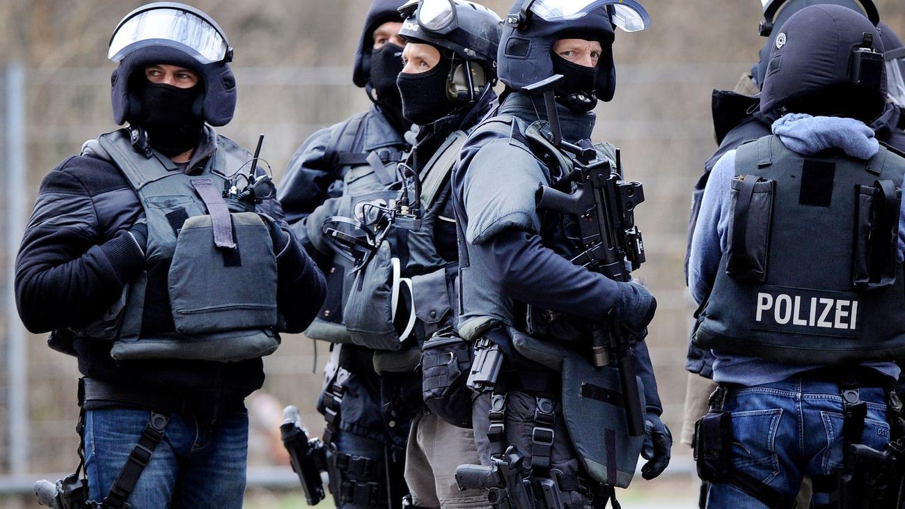 Spezialkommando im Einsatz: Fahrgast bedroht Taxifahrer mit Schusswaffe - SEK-Einsatz