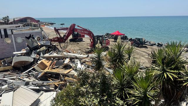 Italy's Beach Resorts Face Demolition as EU Directive Mandates Free Access
