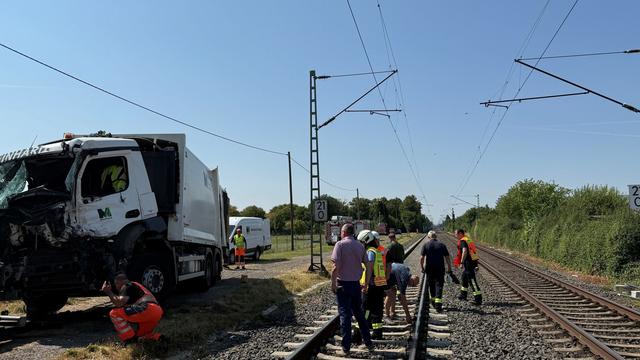 Unfall am Morgen: Müllauto kollidiert mit S-Bahn – Fahrer schwer verletzt