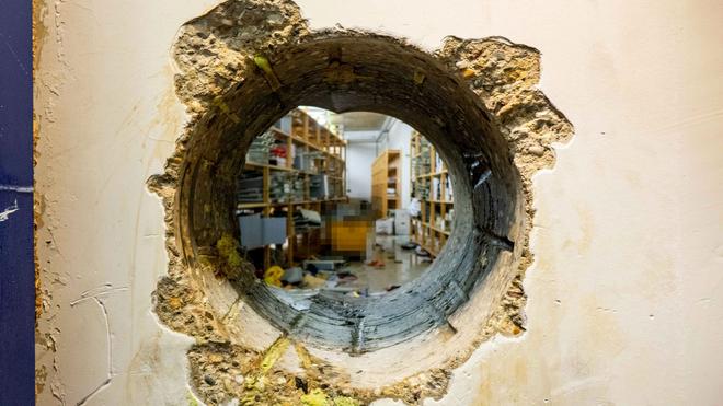  Ein Blick durch das gebohrte Loch in den Archivraum der Sparkasse. (Archivbild)