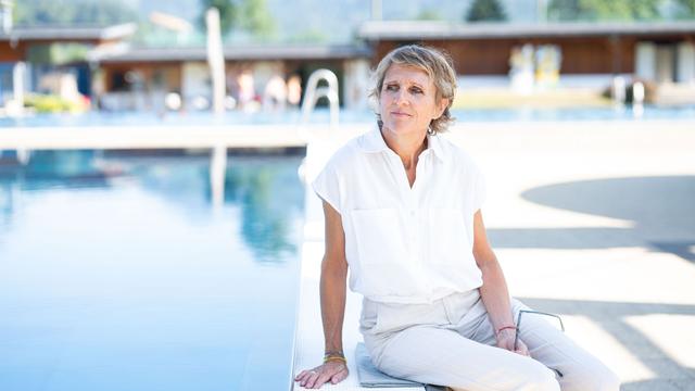 Schwimmbad-Roman: Roman «Weiterschwimmen» - Trauer, Trost und Hoffnung im Pool