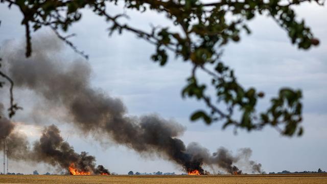Einsatz: Sechs Verletzte bei Feldbrand – Traktor brennt völlig aus