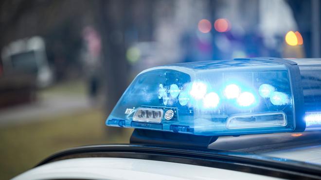 Untersuchungshaft: Streifenbeamten nehmen den Mann noch vor Ort fest. (Symbolbild)
