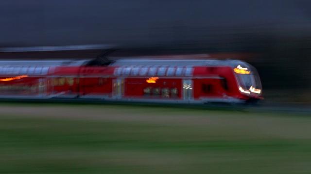 Unwetter: Baum fällt auf Oberleitung – Zwei Regionalzüge evakuiert