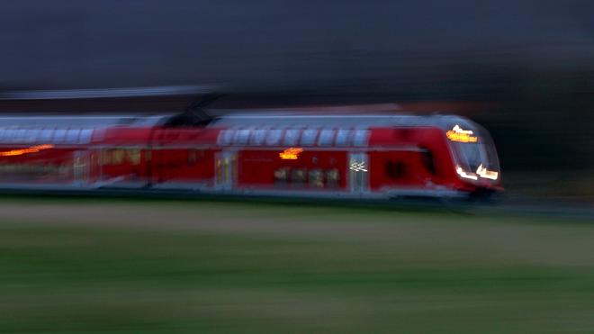  Die Fahrgäste aus den Regionalzügen mussten evakuiert werden. (Symbolbild)