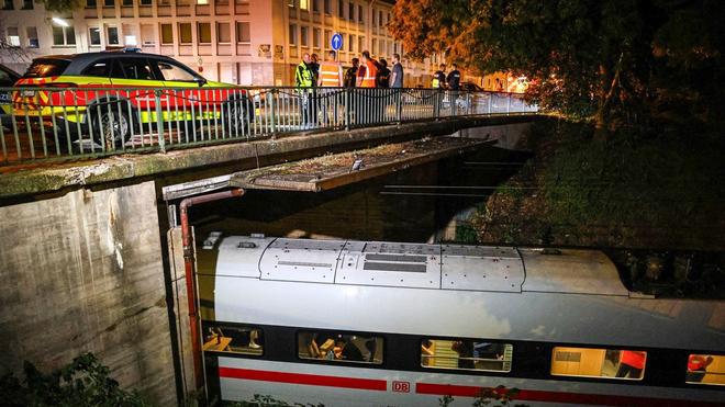 Unwetter: Mehrere Stunden sitzen die Fahrgäste in dem ICE fest.