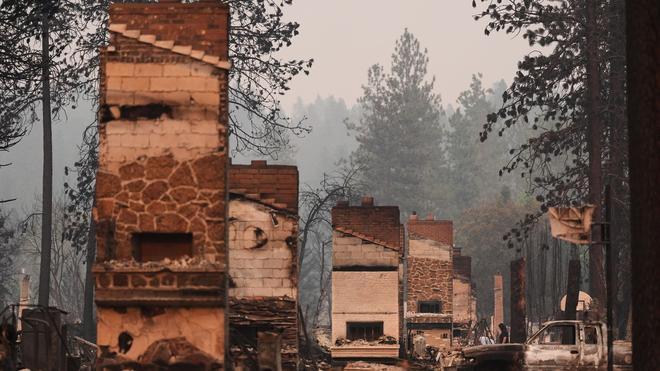 Fotografie: Spokane  im US-Bundesstaat Washington nach dem Waldbrand: Nur Schornsteine stehen noch