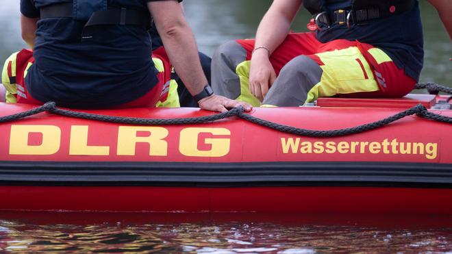 Auf der Ruhr: Mit mehreren Booten rückten die Einsatzkräfte aus. (Symbolbild)