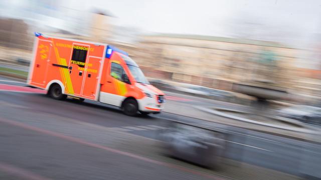 Unfälle: Reifen löst sich auf Autobahn von Fahrzeug - vier Verletzte