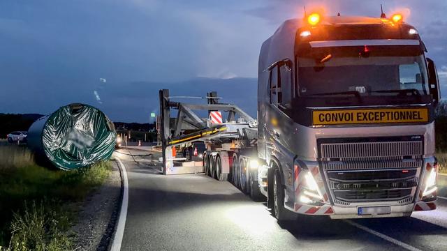Bundesstraße gesperrt: Tonnenschweres Windrad-Bauteil fällt von Schwerlasttransport