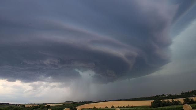 Der Sommer bleibt anstrengend: Wieder Unwetterwarnung: Heftige Gewitter drohen im Südwesten