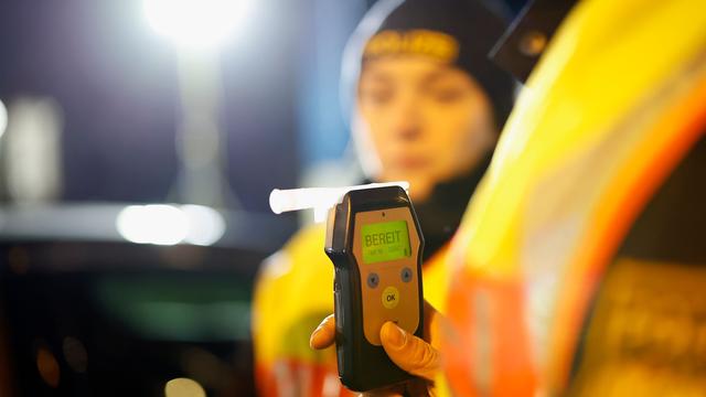 Mehr als zwei Promille: Betrunkener Mann fährt mit Traktor über Autobahn