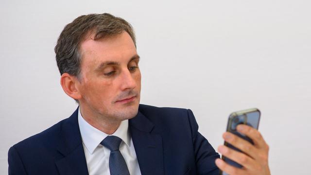 Demokratie und Bildung: Bildungsminister Riedel warnt vor rechten Informationsblasen