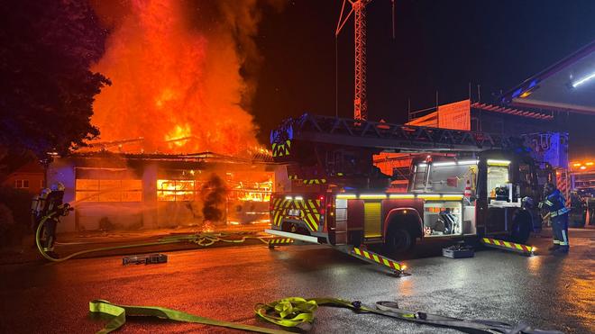 Unglück: Einsatzkräfte der Feuerwehr versuchen das in Flammen stehende Gerätehaus zu löschen. (Handoutbild)