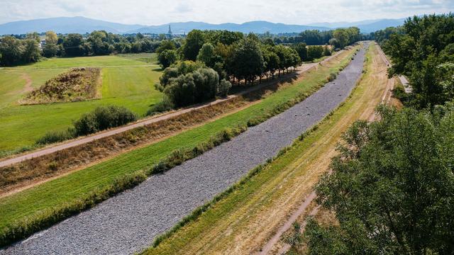 Trockenes Flussbett: Hier fließt ein Fluss unterirdisch weiter