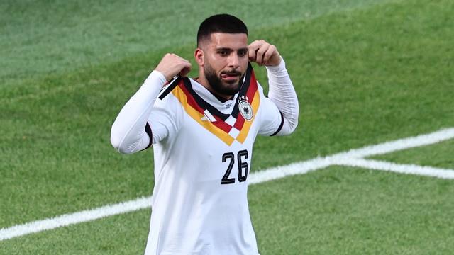 VfB Stuttgart: Langärmelig in der Hitze? Undav erzählt, was dahintersteckt
