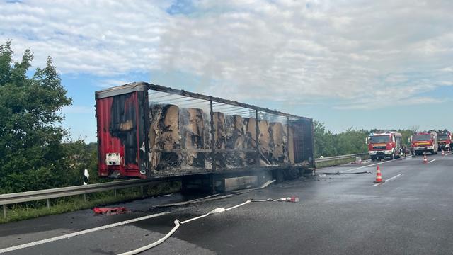 Verkehr: Lastwagen brennt auf A14 – Vollsperrung im Salzlandkreis