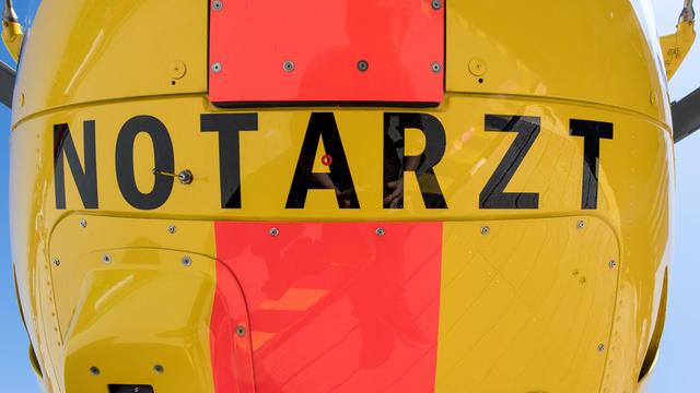 Maschine kippt um: Mann gerät unter Mähraupe und wird lebensgefährlich verletzt