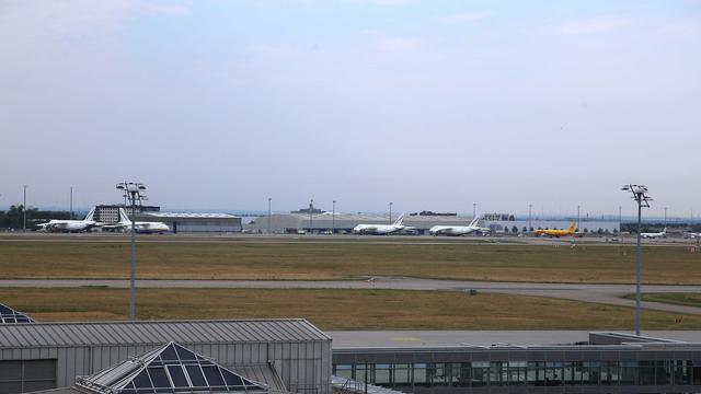 Sprengstoffroboter im Einsatz: Polizei sichert Drohne bei ukrainischem Flugzeug in Leipzig