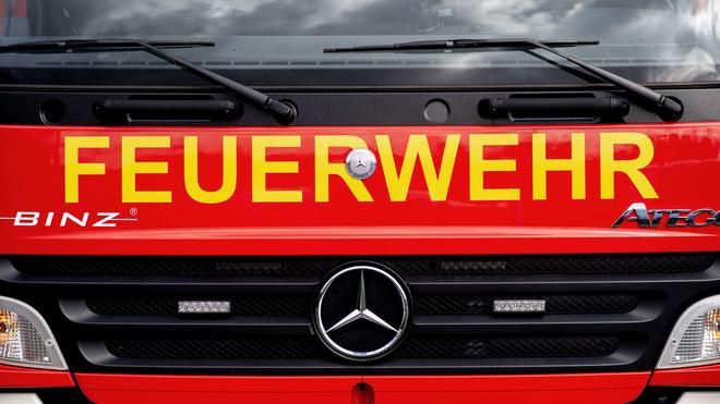 Feuerwehr: Die Feuerwehr hielt am frühen Morgen noch die Brandwache ab. (Symbolbild)