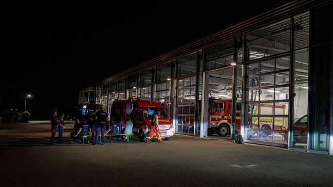 Schleswig-Holstein: Einsatzkräfte treffen sich vor der Feuerwehrwache in Preetz.